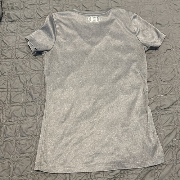 𝅺gray under armor, active T-shirt xs - Picture 3 of 3